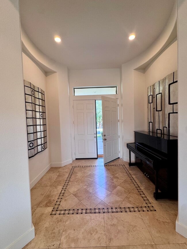 Building Photo - 102 Cll Los Hibiscos