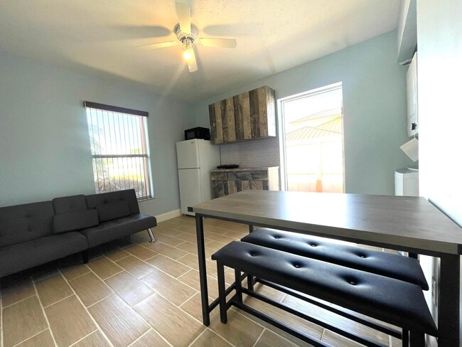 Building Photo - 5753 SE Mercedes Ave