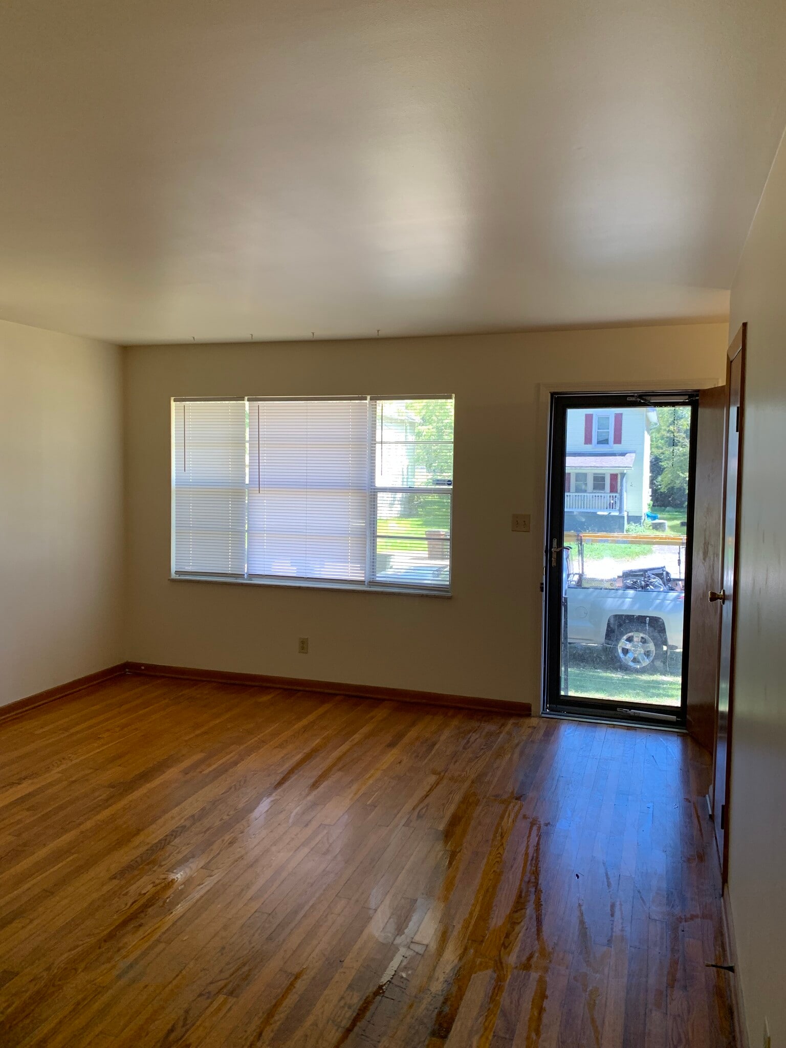Living Room - 2537 Parkwood Ave