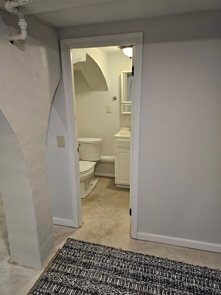 Building Photo - 721 W Oak St