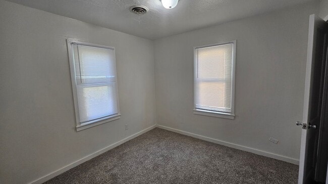 Building Photo - 3 Bed 1 bath home ready for immediate move in!