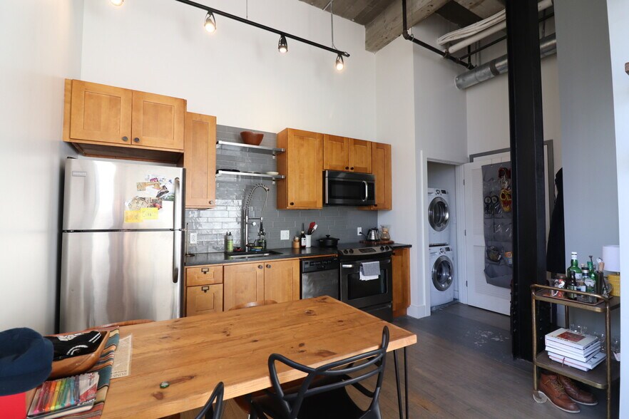 Building Photo - 20 Sunnyside St