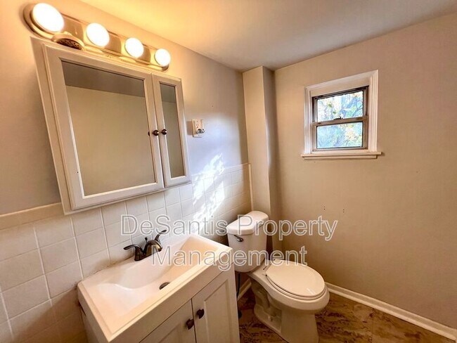 Building Photo - 210 18th St