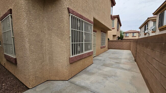 Building Photo - GORGEOUS HOME NEAR BLUE DIAMOND & DECATUR!!!!