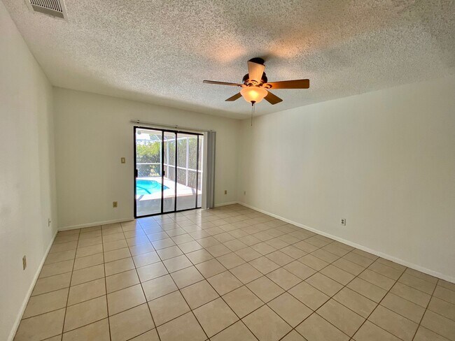 Building Photo - 3015 Crested Cir