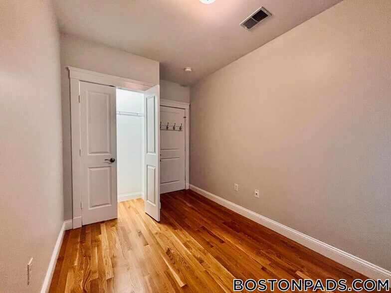 Building Photo - 799 E 4th St