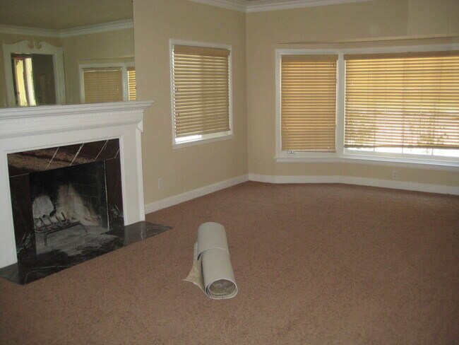 Building Photo - Classic Home Near Golf Course