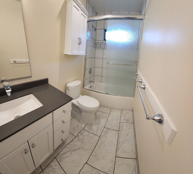 Building Photo - 5 Bedroom 3 bathroom in close proximity to POLY CAMPUS!