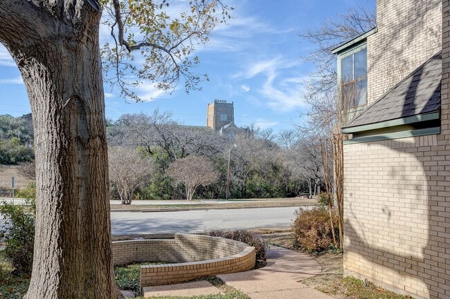 Building Photo - TCU / Medical District Townhome