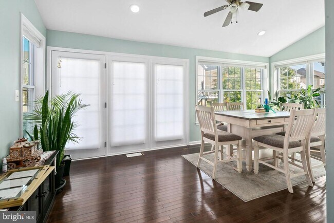 Building Photo - 42888 Southview Manor Dr