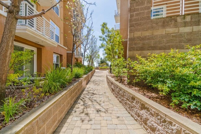 Building Photo - 301 Crescent Ct