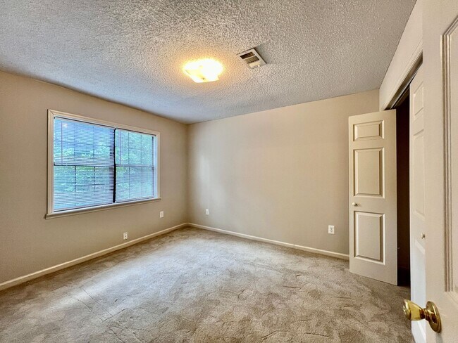 Building Photo - 3 bedroom 2.5 bath home