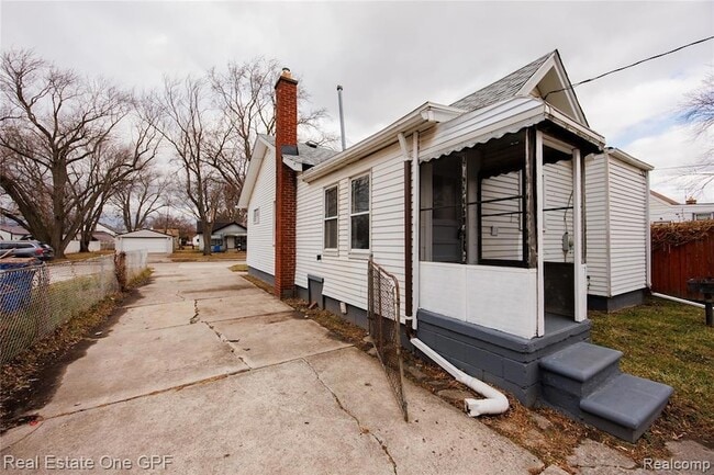 Building Photo - 8242 Maxwell Ave