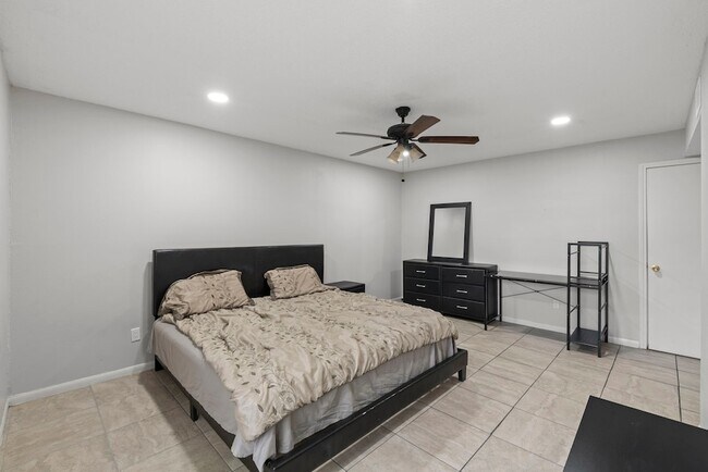 Building Photo - 7900 Westheimer Rd