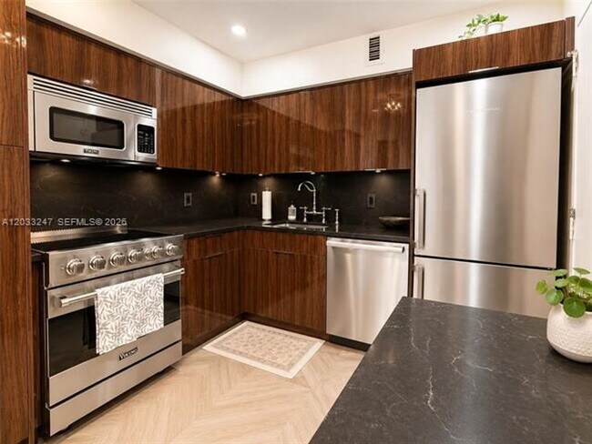 Building Photo - 5700 Collins Ave