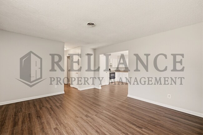 Building Photo - 903 E Osie St