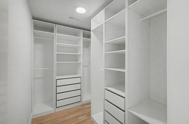 Building Photo - Stunning 5BR/3.5BA historic home located near Hillsboro Village!