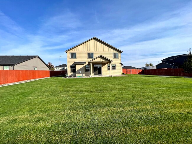 Building Photo - West Richland Home On 0.32 Acres