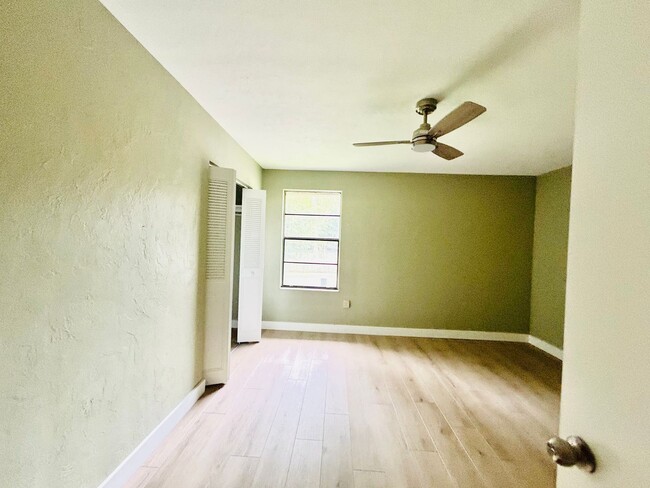 Building Photo - Adorable Updated 2/1.5 Furnished or Unfurn...