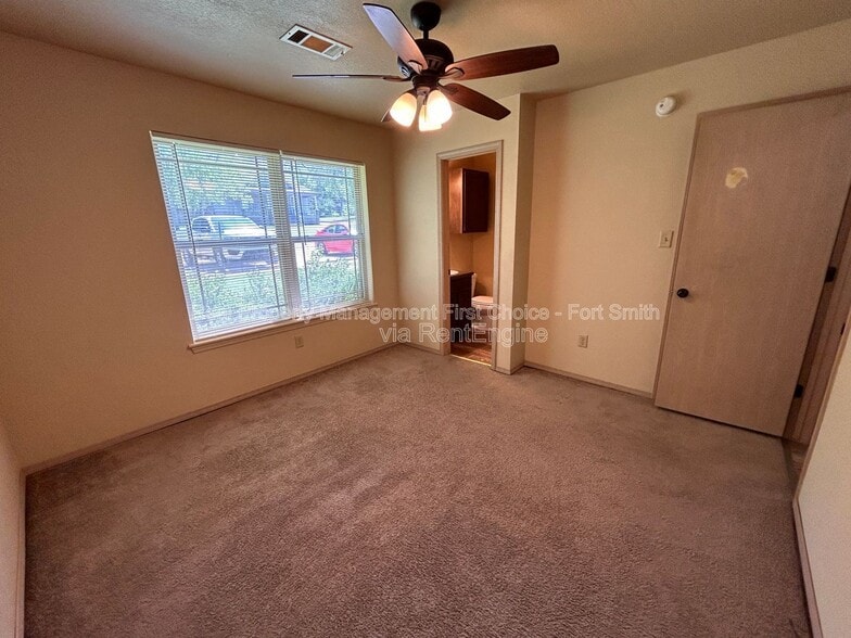 Building Photo - 318 S 12th St