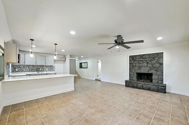 Building Photo - Lots of Space in Spicewood