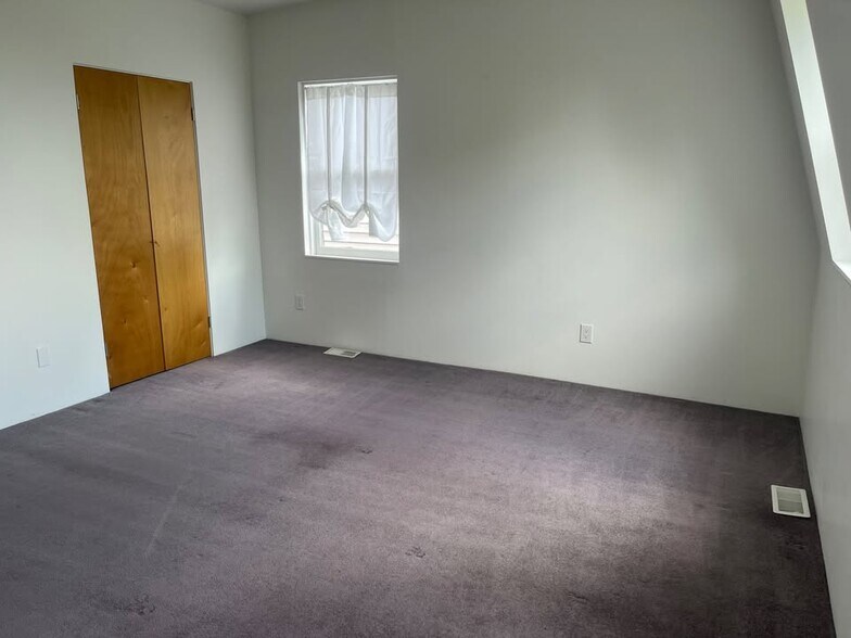 Bedroom 2 - 402 Warner st