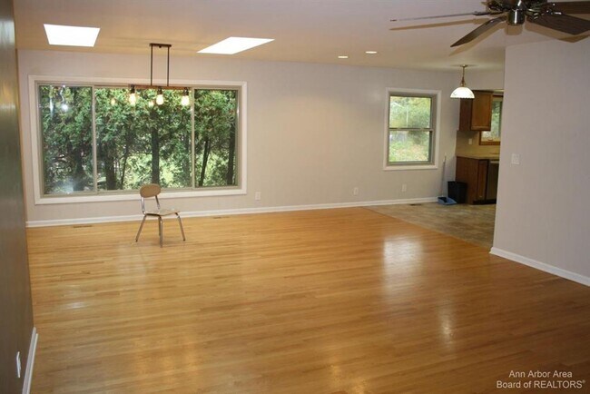 Building Photo - Spacious Ranch