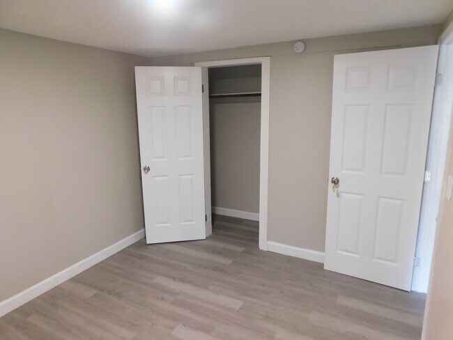 Building Photo - **ROOM** with SHARED KITCHEN and BATH in a newly remodeled House