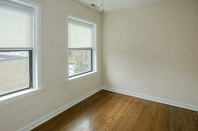 Building Photo - 1831 W Leland Ave