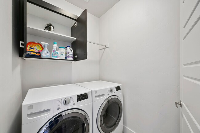 Building Photo - 3714 E Parkcenter Blvd