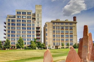 Building Photo - 2000 Little Raven St