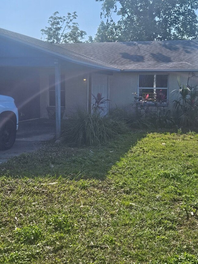 Building Photo - 2/2 DUPLEX  WITH CARPORT