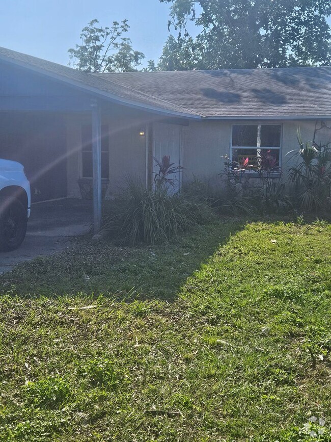 Building Photo - 2/2 DUPLEX  WITH CARPORT