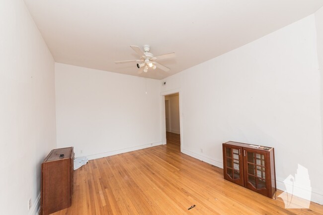 Building Photo - 3830 N Sheffield Ave