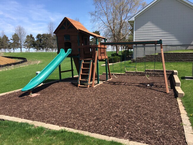 Building Photo - 13 Redtail Ct