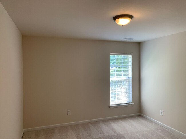 Building Photo - Beautiful Townhome located in the Blakeney...