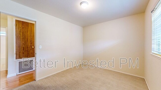 Building Photo - 832 S Orchard Ave