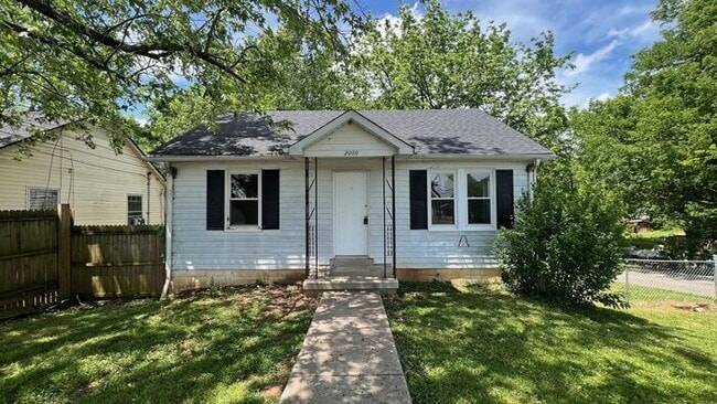 Primary Photo - 2 Bed/1 Bath Home in Columbia w/Fence!