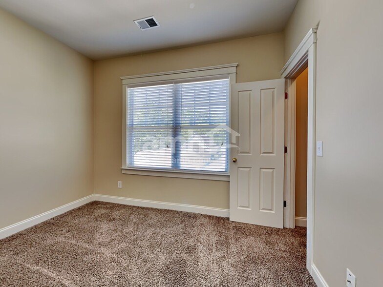 Building Photo - 408 Hydrangea St