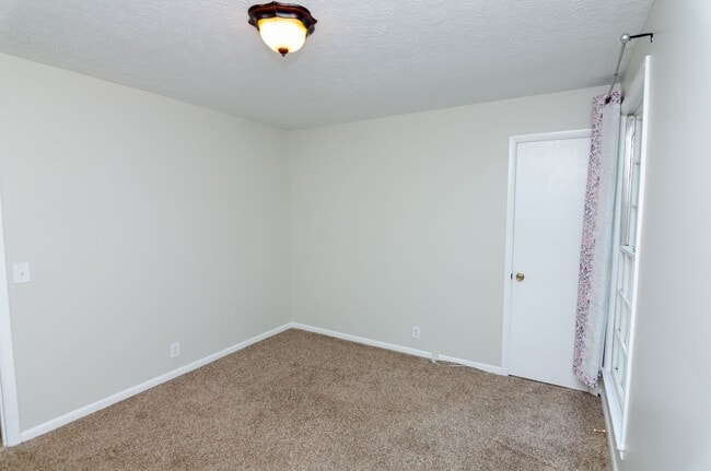 Building Photo - Beautiful home in Fairview