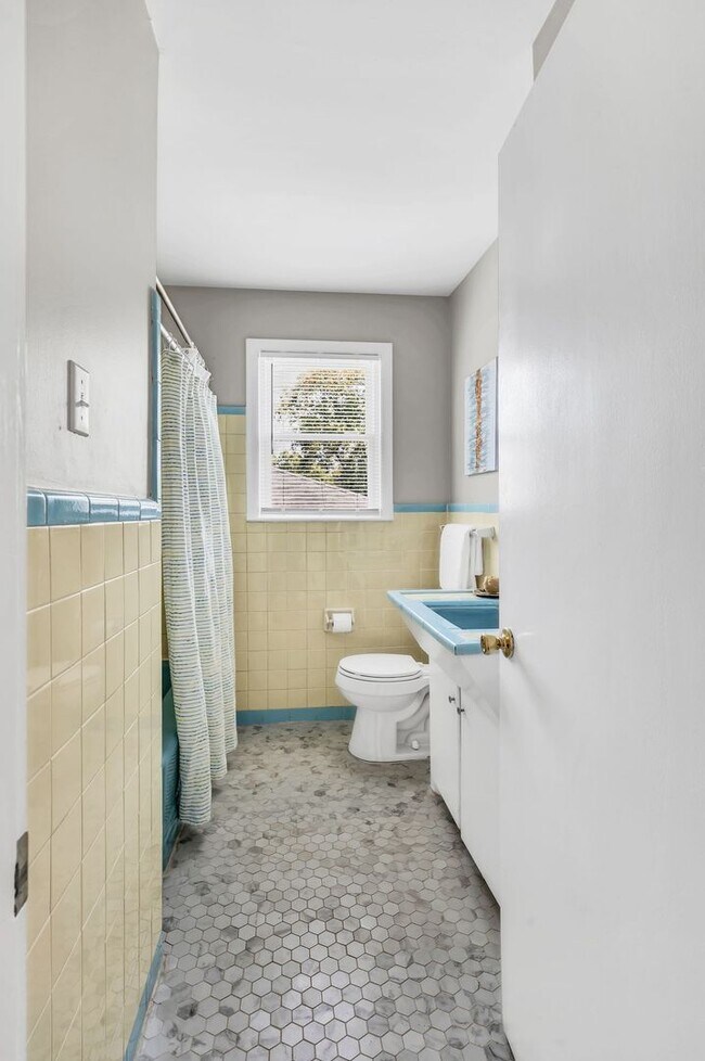 Building Photo - 3 Bedroom 1 Bath Donelson House by Two Riv...