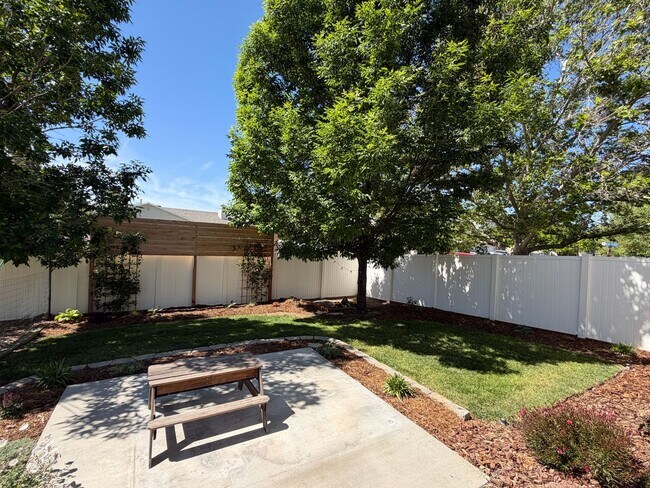 Building Photo - GORGEOUS SPACOUS HOMESTEAD!!!
