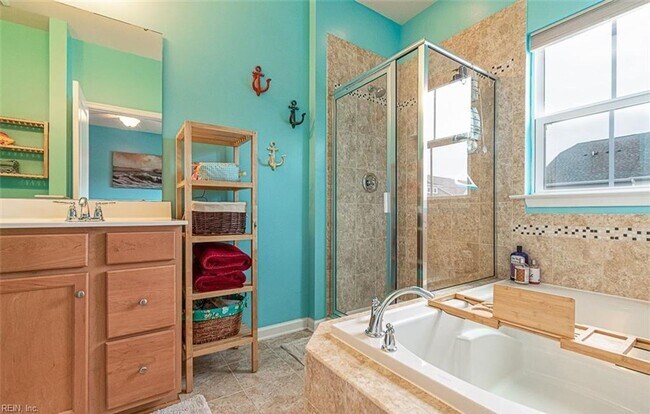 Building Photo - Gorgeous Tri-Level Condo