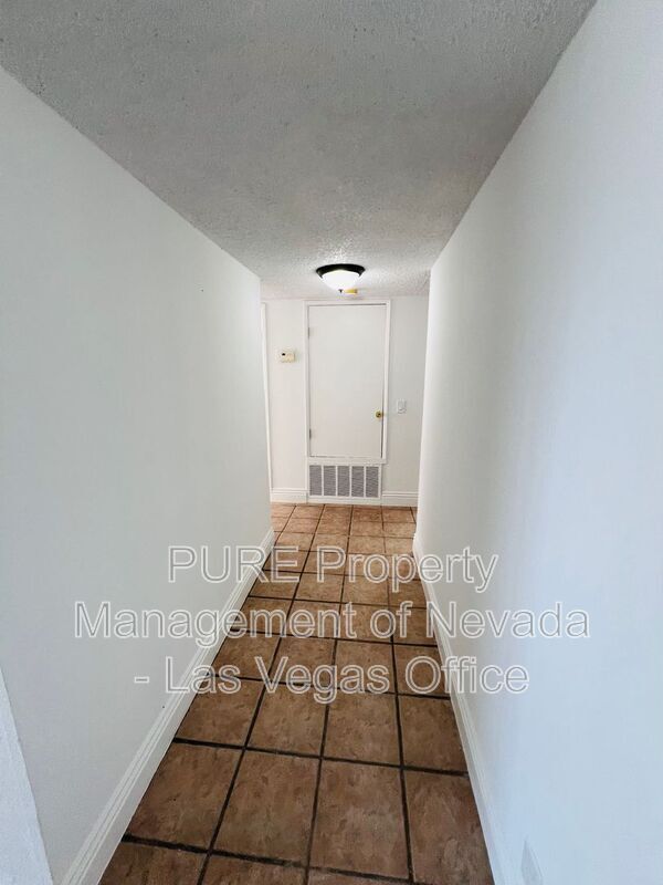 Building Photo - 1405 E Vegas Valley Dr