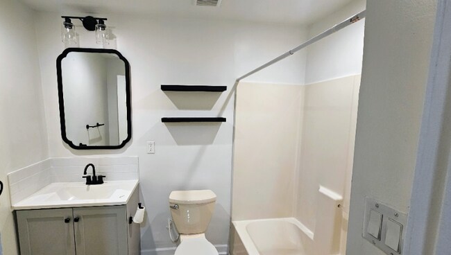 Building Photo - 222 Walnut St NW