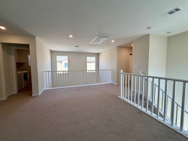 Building Photo - GORGEOUS 4 BED 3 BATH 2 CAR GARAGE SINGLE FAMILY HOME W/ LOFT, VAULTED ENTRYWAY, BACKYARD, AND BE...