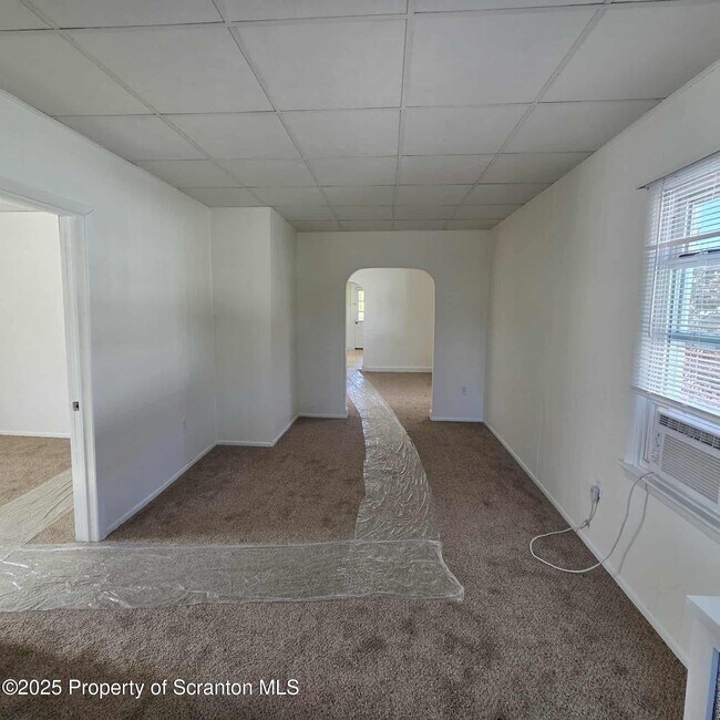 Building Photo - 1413 Sanderson Ave
