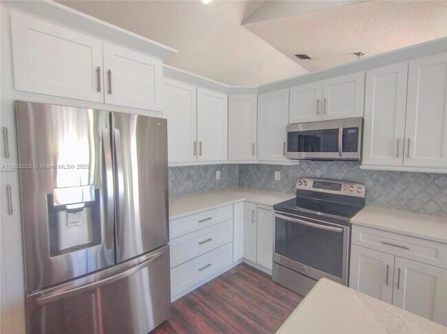 Building Photo - 5780 Sun Pointe Cir