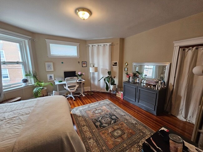 Building Photo - WOW!!   BIG 5 BED BY B.U.