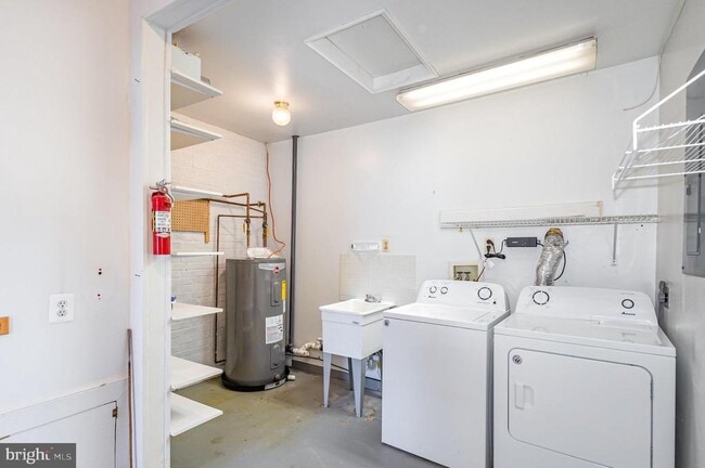 Building Photo - 3430 Little Hunting Creek Dr